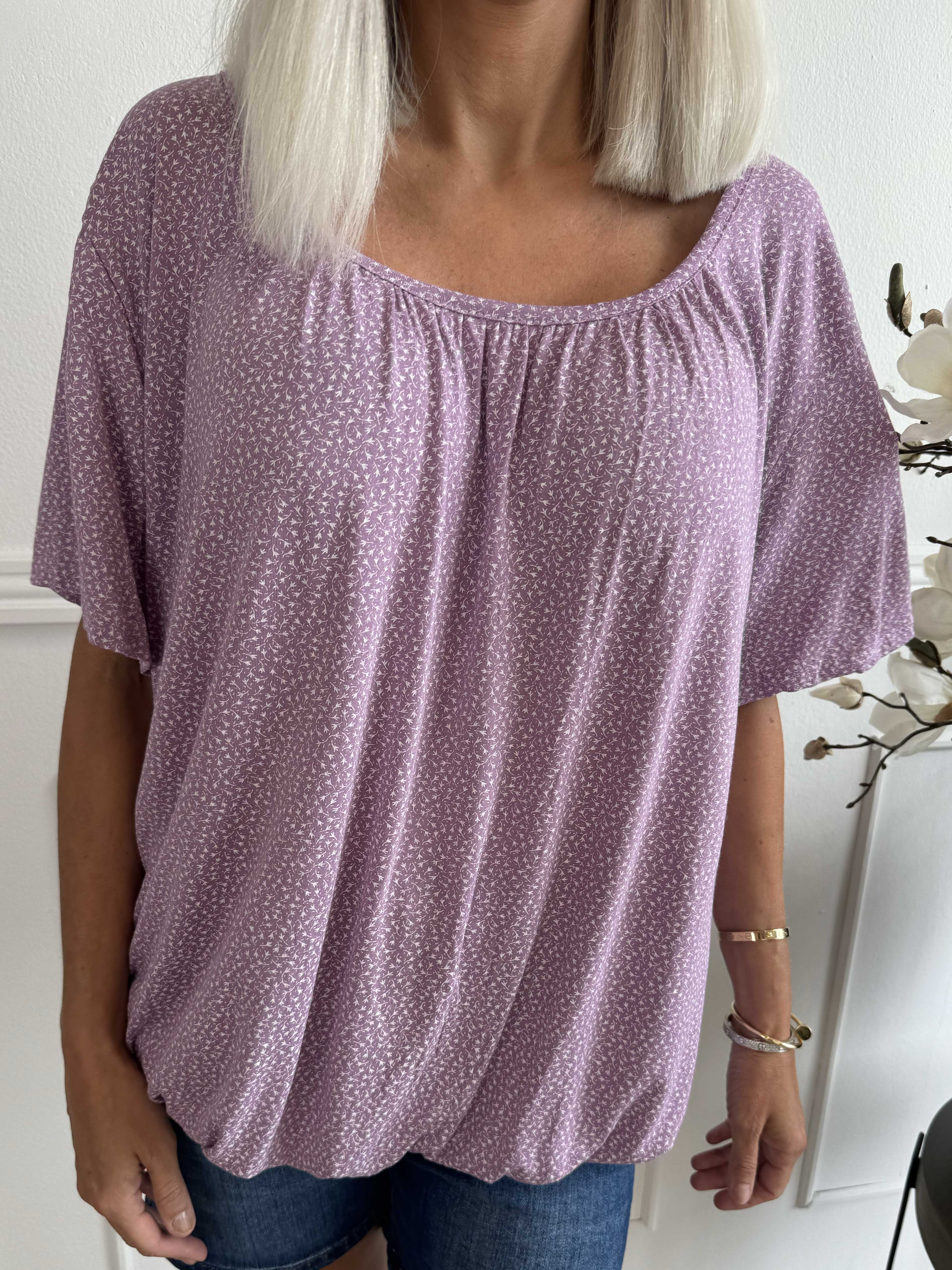 Miracle Flower T-shirt - Bluse i viskose med elastik forneden